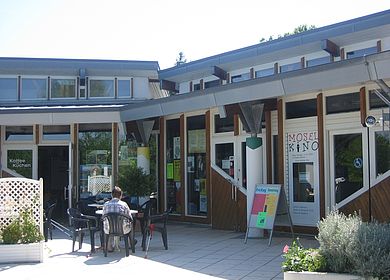 Urlaub an der Mosel mit Kind: Diverse Freizeitmöglichkeiten bietet das Kurgastzentrum in Bernkastel-Kues an. Zu sehen ist der Eingang des Gebäudes.
