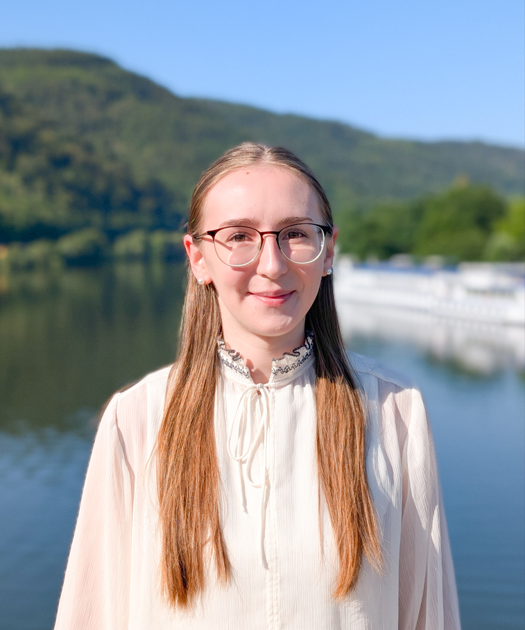 Porträt von Elvira Keil in weißer Bluse auf der Moselbrücke.