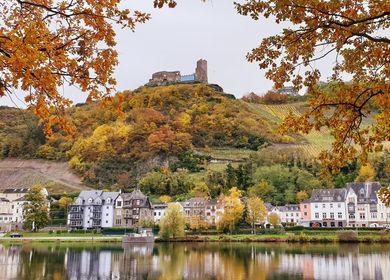 [Translate to Englisch:] Burg Landshut im Herbst