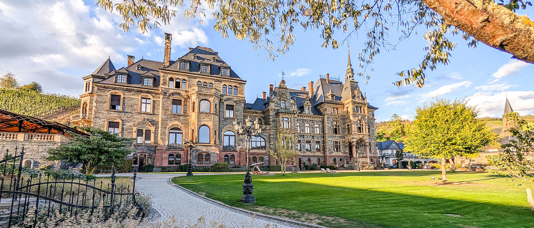 Historisch prächtiges Schloss Lieser im Weinort Lieser an der Mosel