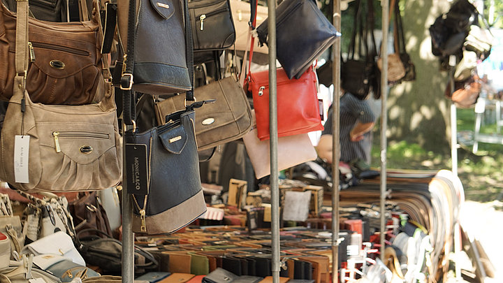 Bunte Taschen an einem Marktstand auf einem Floh- und Trödelmarkt in Bernkastel-Kues.