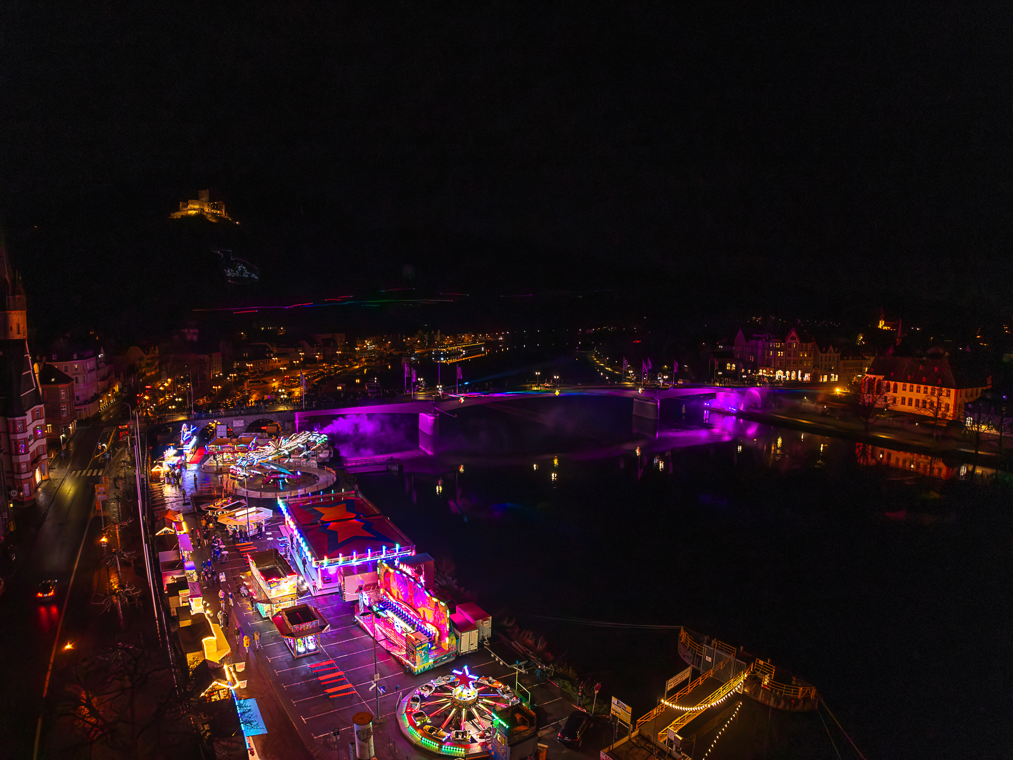 Bernkastel-Kues blĂĽht auf - Highlight Rummelplatz an der Mosel