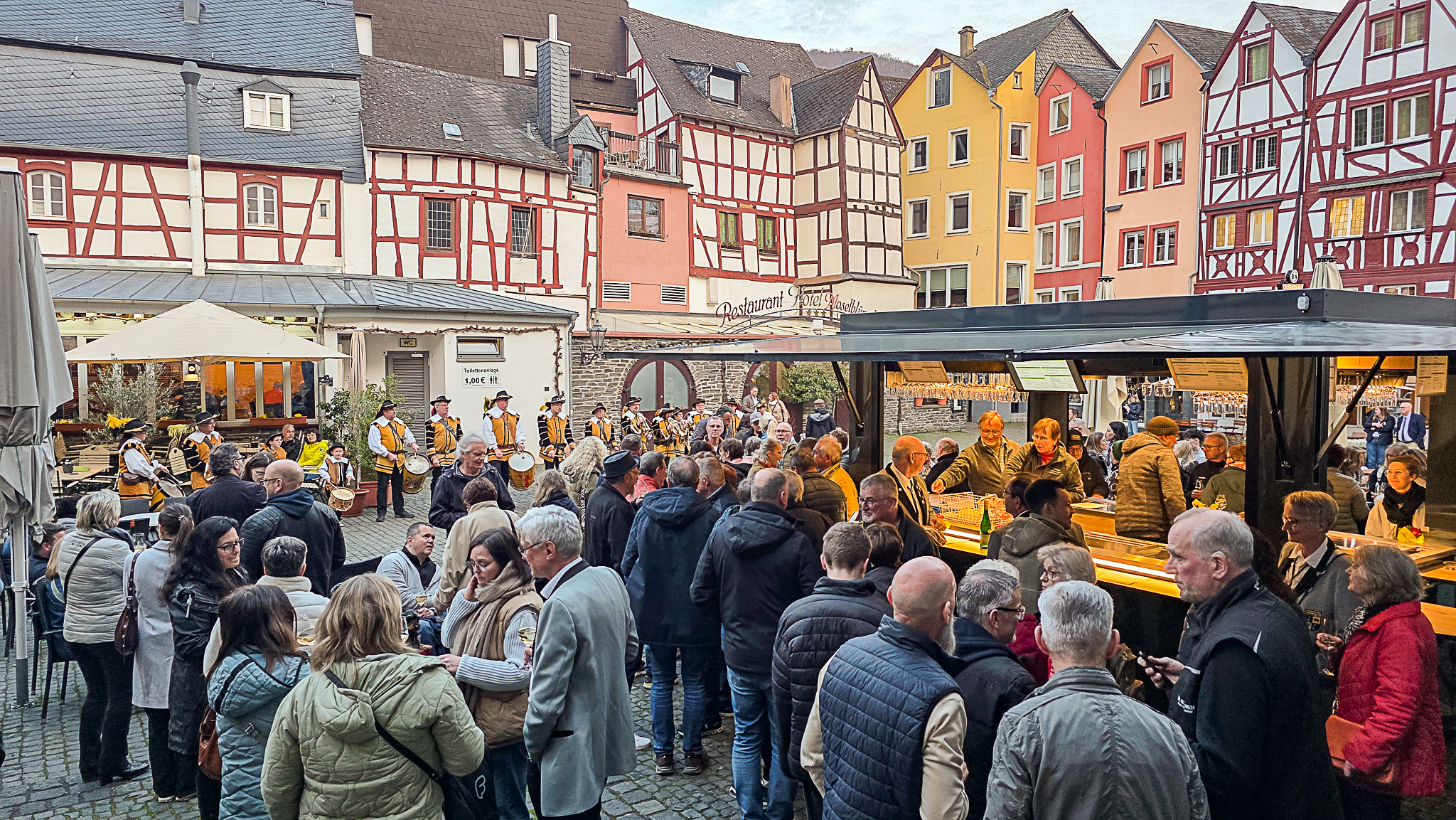 Bernkastel-Kues blüht auf - Highlight Eröffnung Weinstand