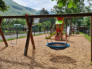 Spielplatz mit vielen Spielgeräten