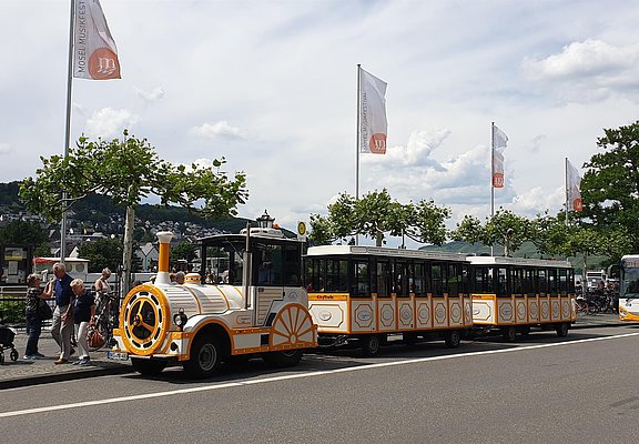 Panoramabahn an Abfahrtshaltestelle