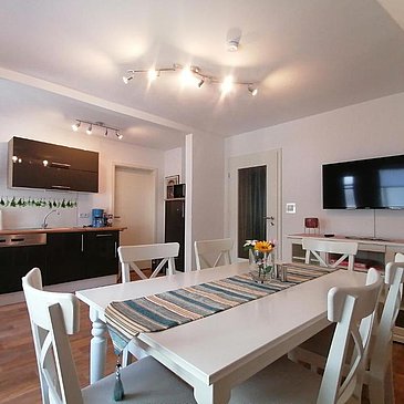 Küche und Wohnzimmer in der Ferienwohnung