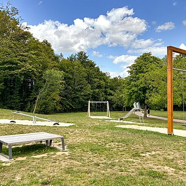 Schaukel, Wippe und Rutsche im Kurpark