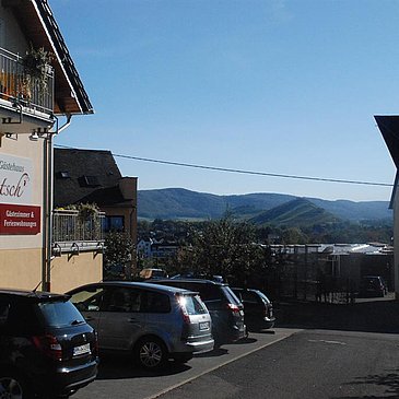 Straße zu Wein- und Gästehaus Genetsch