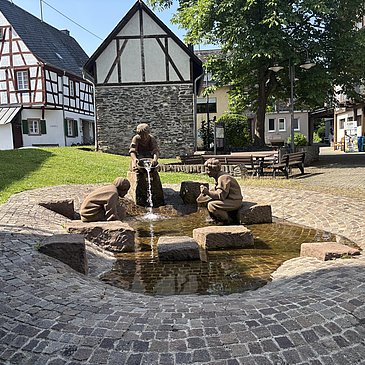 Goldgräberbrunnen im Ortskern Andel