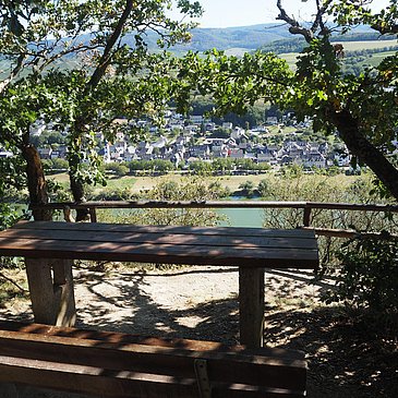 Bank mit Blick auf Brauneberg