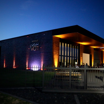Außenansicht der Vinothek bei Nacht
