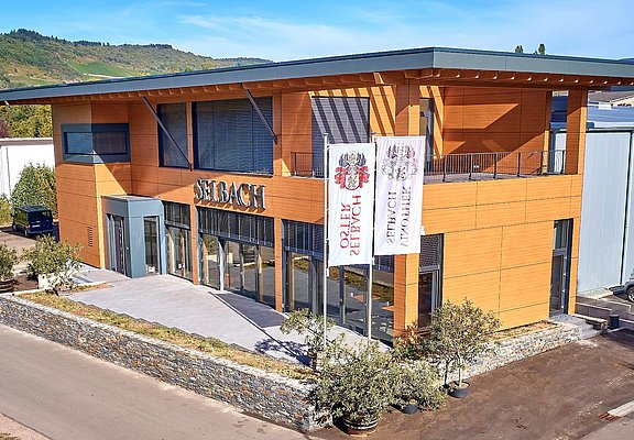 Schrägansicht der Vinothek Selbach