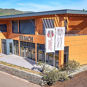 Schrägansicht der Vinothek Selbach