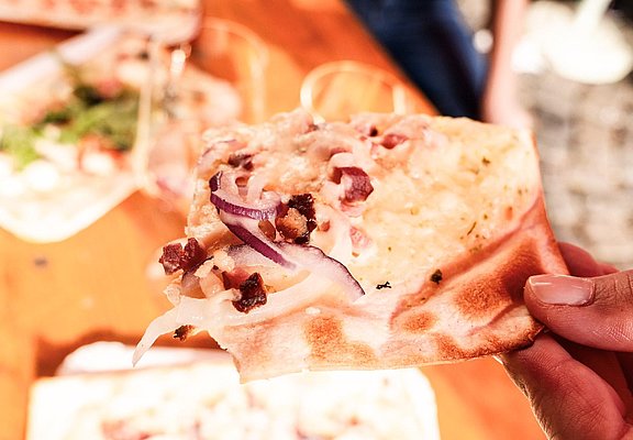 Flammkuchen und Wein
