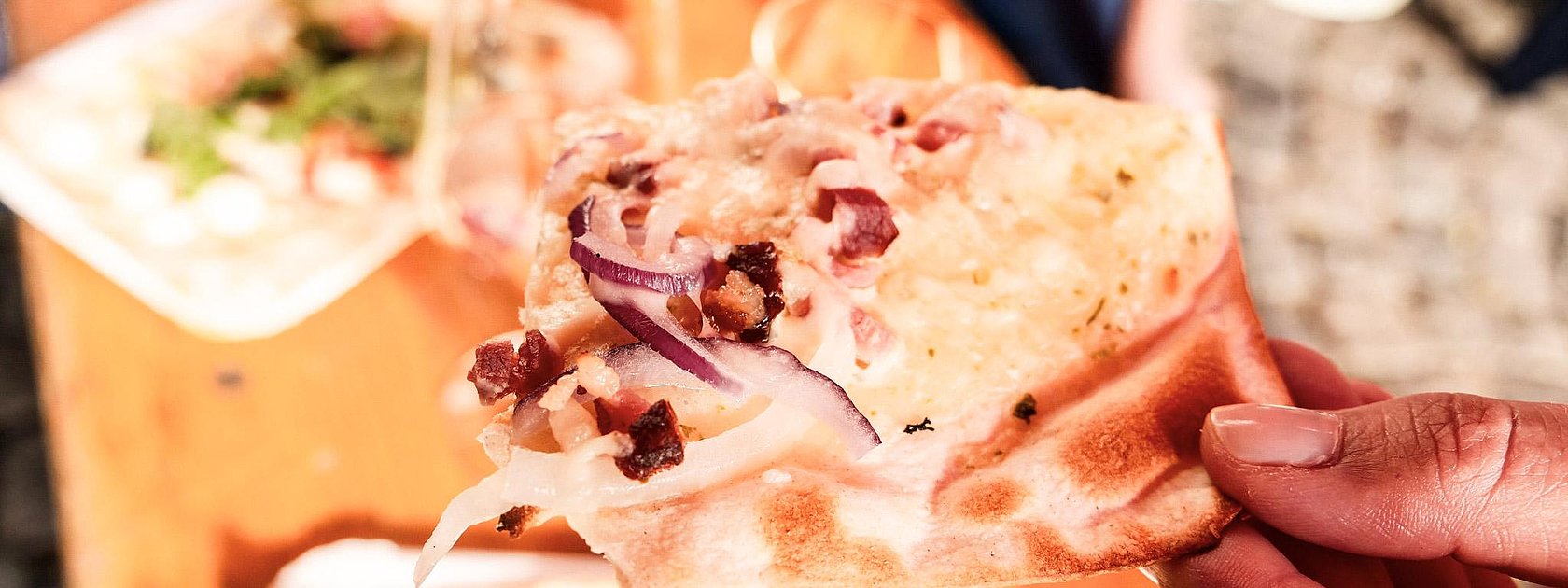 Flammkuchen und Wein