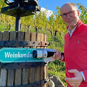 Stadtführer Sebastian Quint mit Weinkelter
