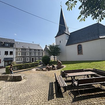 Goldgräberbrunnen neben der Kirche