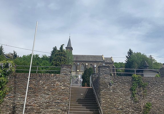 Kirche am Ortsrand