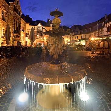 Karlsbader Brunnen bei Nacht