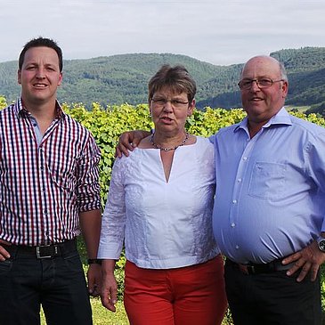 Familie Genetsch im hauseigenem Garten Wein- und G