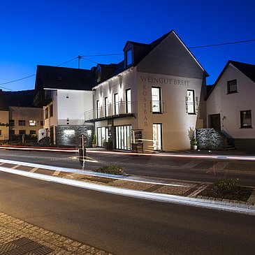 Außenansicht des Weingutes bei Nacht