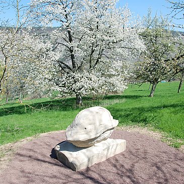 Skulptur am Wegrand