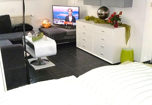 ein-blick-vom-bett-auf-den-wohnraum